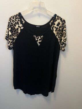 Women's Heimish USA Black Blouse with Animal Print. Size L, short sleeve Ex Con!